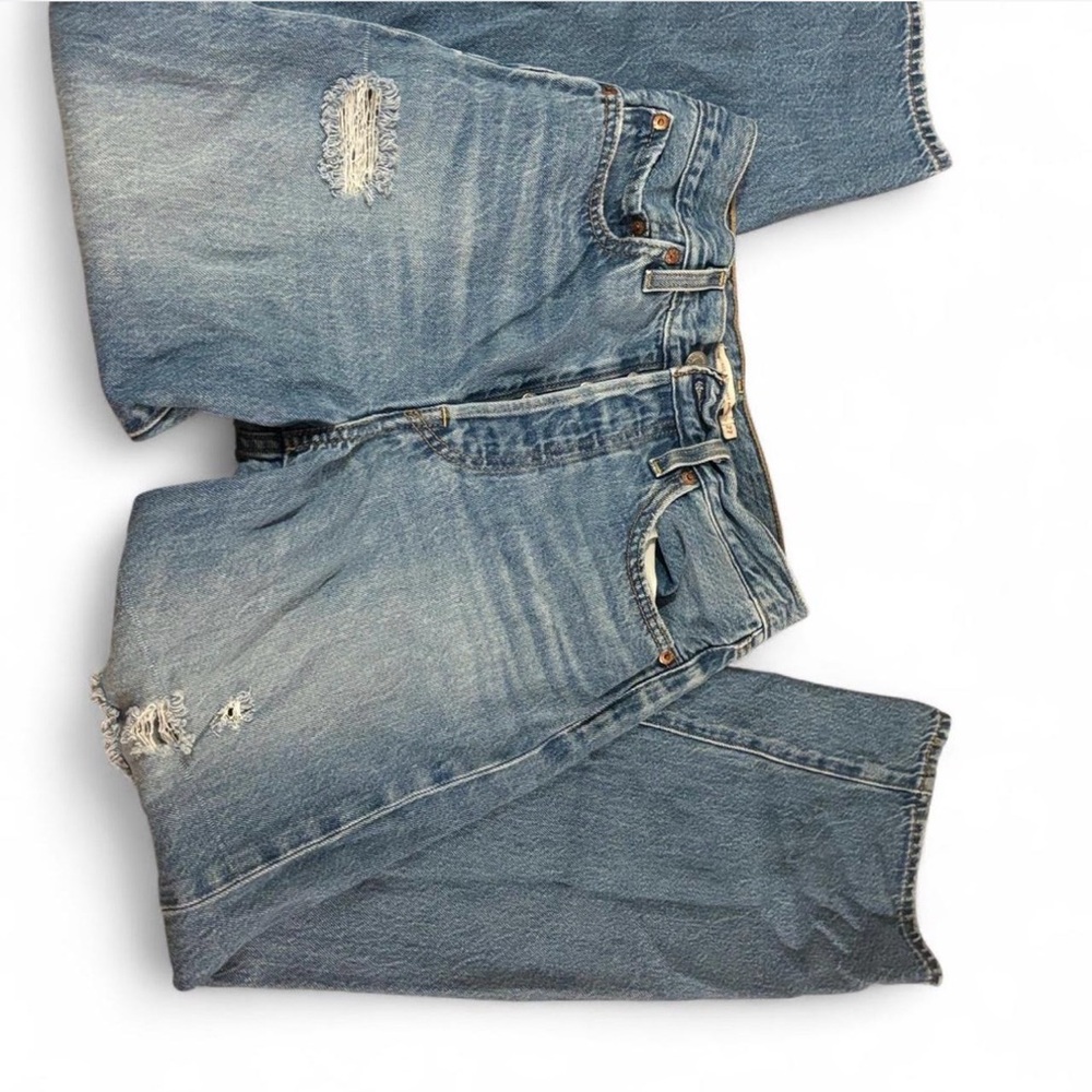 Distressed Light Wash Denim Levi’s Jeans